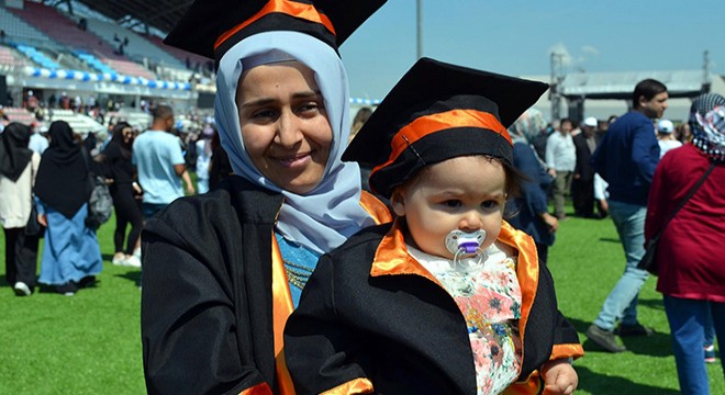 Mezuniyet törenine 1 yaşındaki kızıyla geldi