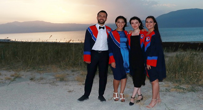 Mezuniyet fotoğrafı için gelip, Burdur Gölü nde buluştular