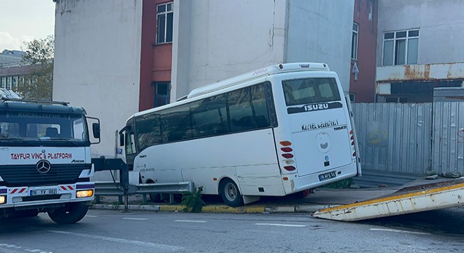 Midibüs duvara çarptı: 3'ü polis, 7 yaralı