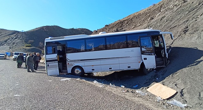 Midibüs yoldan çıktı: 27 yaralı