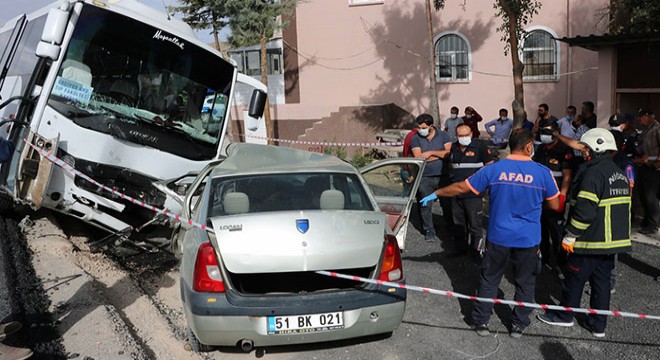 Midibüsle otomobil çarpıştı: 1 ölü, 1 yaralı