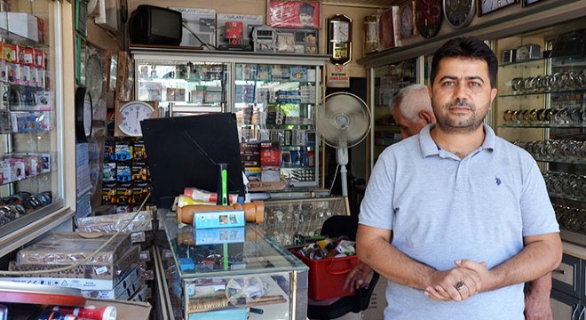 Midibüsüyle iş yerine çarpıp, kaçtı
