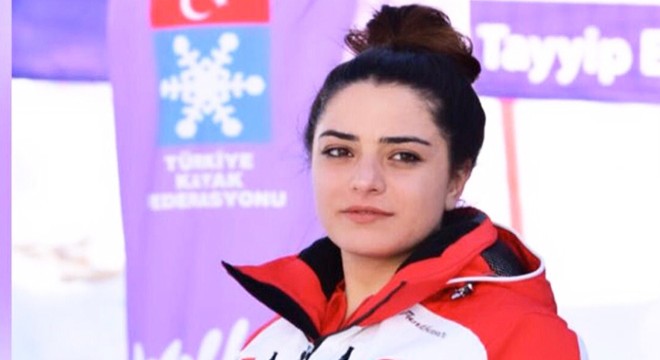 Milli kayakçı, teleferikten düşen çocuğu kurtardı
