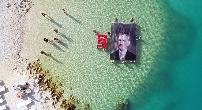 Milli sporcu Birgül Erken ve öğrencileri, 'Mavi Vatan'da Ata'yı andı