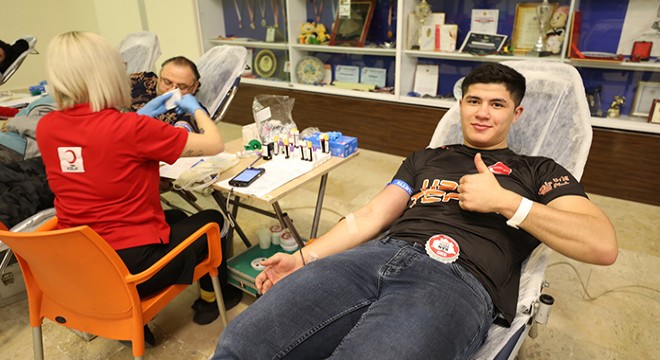 Milli sporcular, antrenörleri ve aileleri kan bağışladı