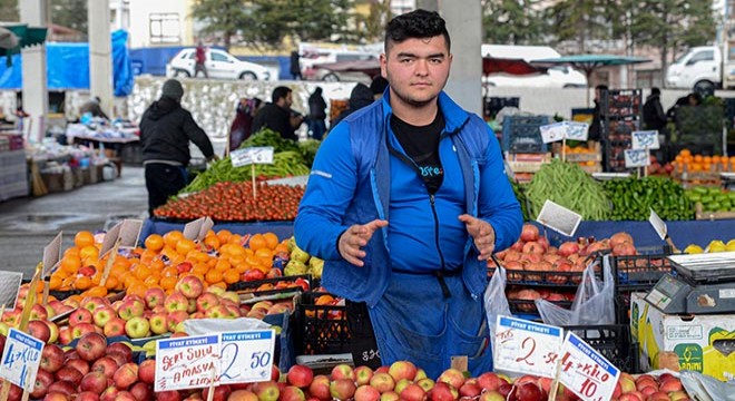 Minderi de pazar tezgahını da bırakmıyor