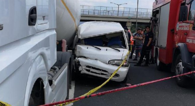 Minibüs TIR'a çarptı: 1 ölü, 1 yaralı