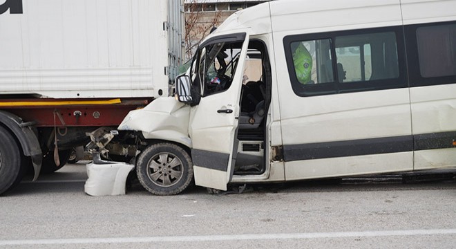 Minibüs, TIR'a çarptı: 1 ölü, 3 yaralı