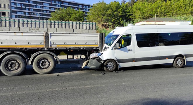 Minibüs TIR'a çarptı, 5 turist yaralandı
