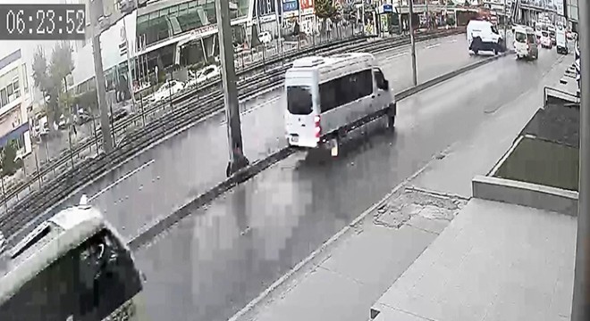 Minibüs aydınlatma direğine çarparak devrildi