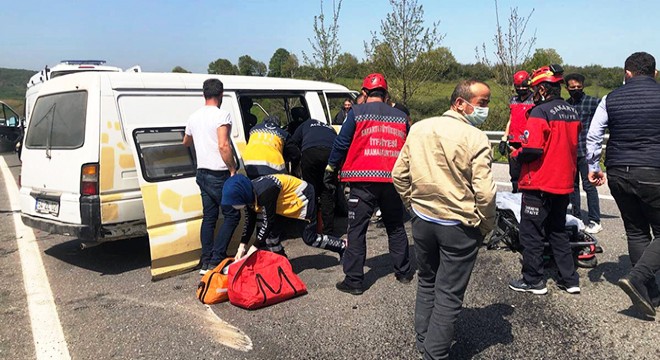 Minibüs bariyerlere çarptı: 3 yaralı
