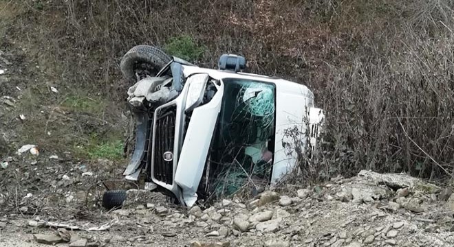 Minibüs devrildi: 2 yaralı