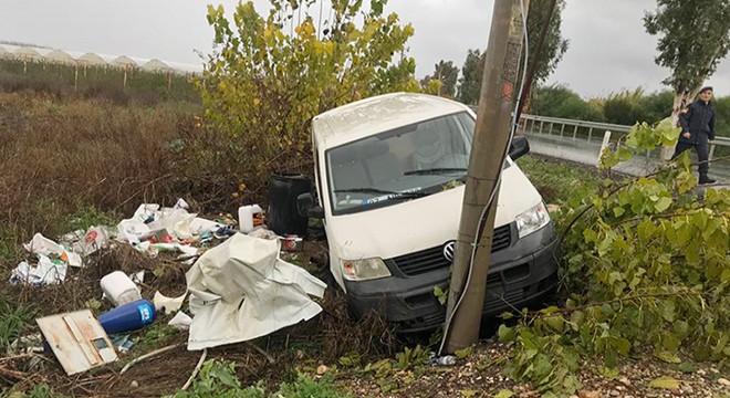 Minibüs direğe çarptı: 1 yaralı