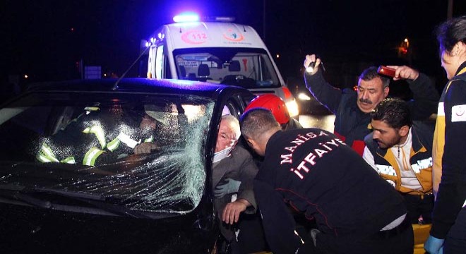 Minibüs ile çarpışan otomobilin sürücüsü ağır yaralandı