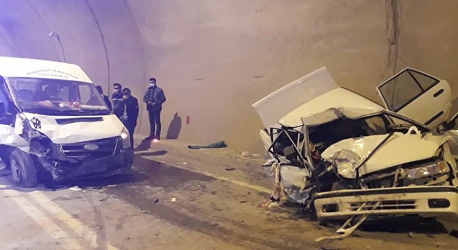 Minibüs ile otomobil çarpıştı: 1 ölü, 4 yaralı