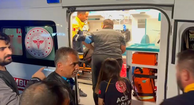 Minibüs önce ticari taksiye sonra kaldırıma çıkarak 3 kişiye çarptı