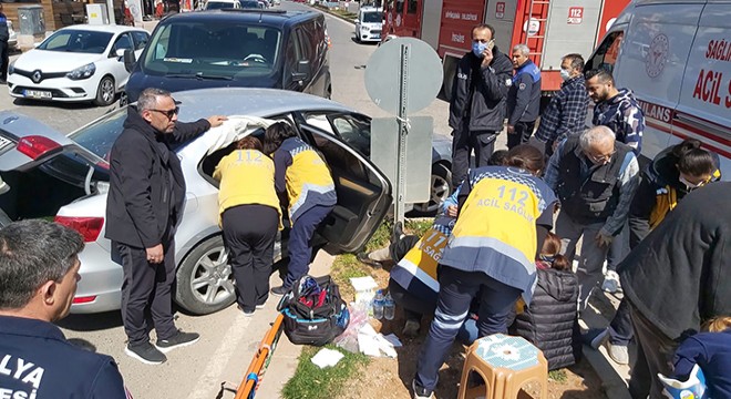 Minibüs otomobile çarptı: 3 yaralı