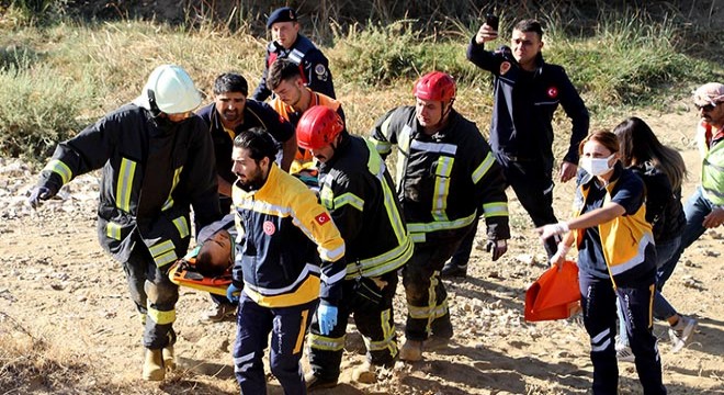 Minibüs şarampole devrildi; sürücü yaralı