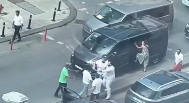 Minibüs şoförlerinin yol verme kavgası kamerada