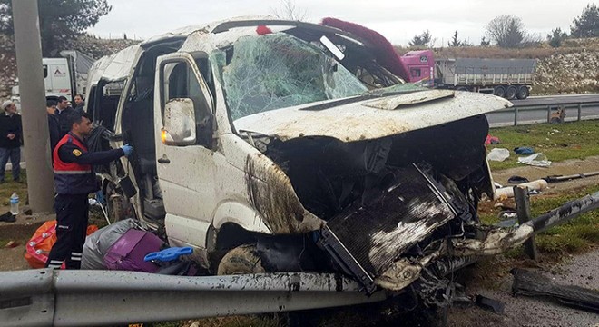 Minibüs takla attı: 1 ölü, 11 yaralı