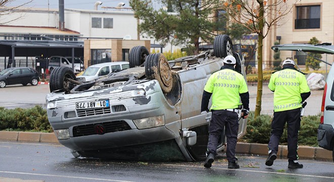 Minibüs takla attı: 3 yaralı
