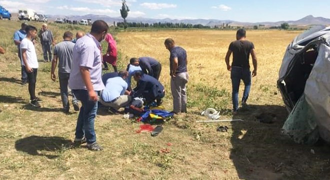 Minibüs tarlaya uçtu: Anne öldü, 3 çocuğu ve eşi yaralandı
