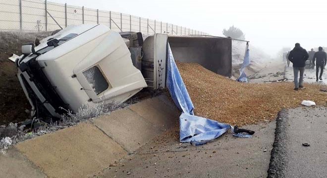 Minibüs ve TIR çarpıştı: 3 ölü, 2 yaralı