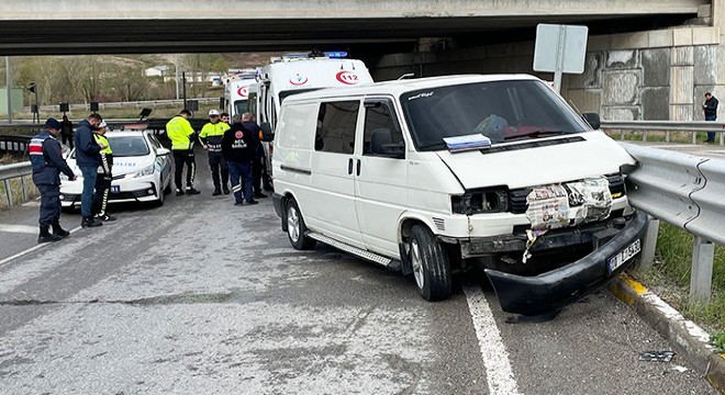 Minibüs, bariyerlere çarptı; 4 yaralı