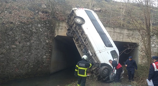 Minibüs, dere yatağına uçtu: 13 yaralı