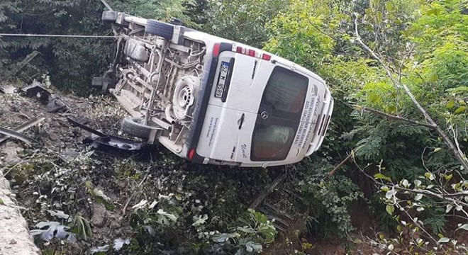 Köprünün korkuluğuna çarpıp devrildi: 8 yaralı