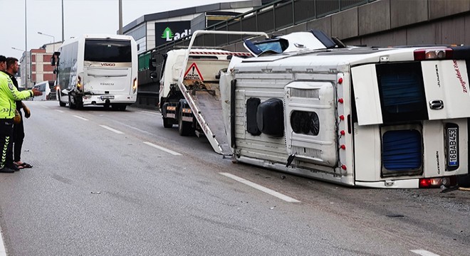 Minibüs, midibüse ve bariyerlere çarpıp devrildi