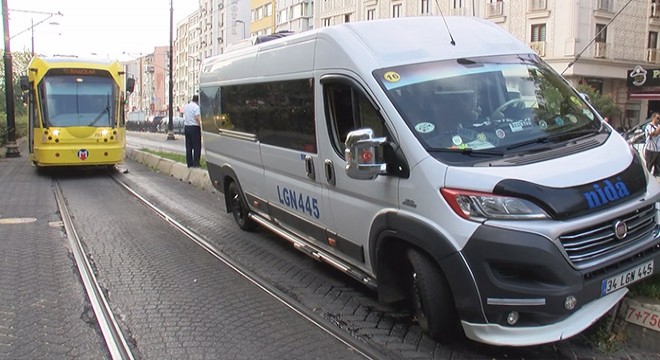 Minibüs tramvay yoluna girdi; Seferler durdu