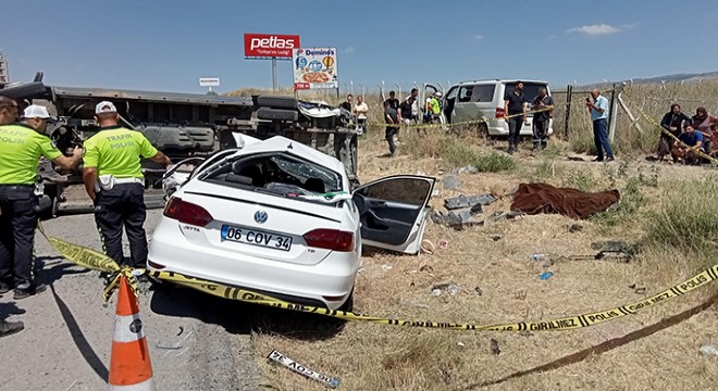 Minibüse otomobil çarptı: 1 ölü, 10 yaralı