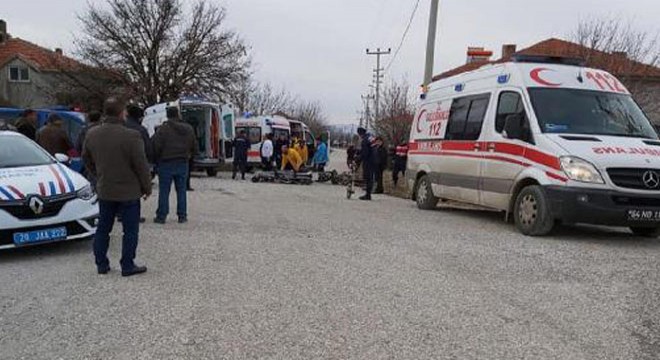 Minibüsle çarpışan motosikletteki baba öldü, kızı yaralandı