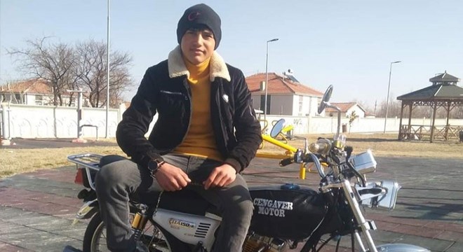 Minibüsle çarpışan motosikletin sürücüsü, kurtarılamadı