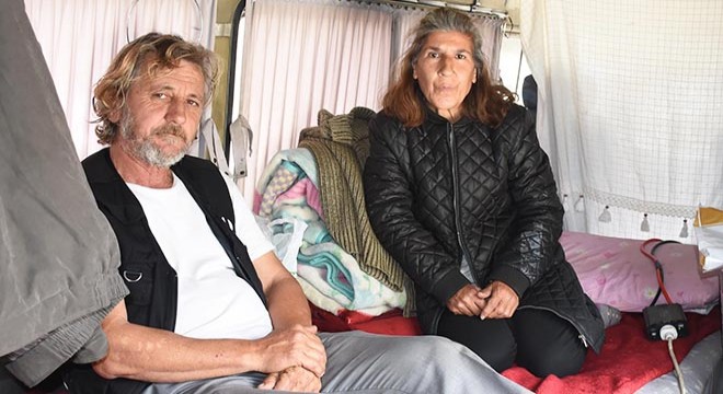 Minibüste yaşayan çiftten 'Evde kalın' çağrısı