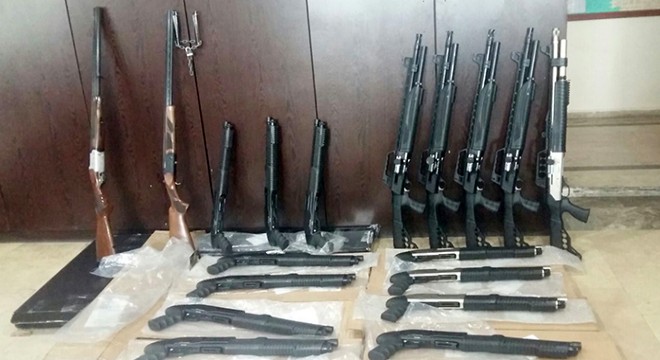 Minibüsten ruhsatsız tüfekler çıktı