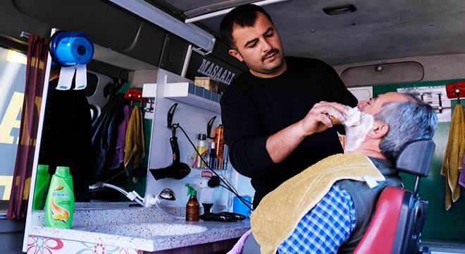 Minibüsü mobil berbere çevirdi