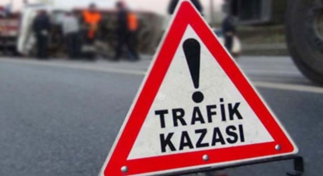 Minibüsün çarptığı motosikletteki 3 kişi öldü