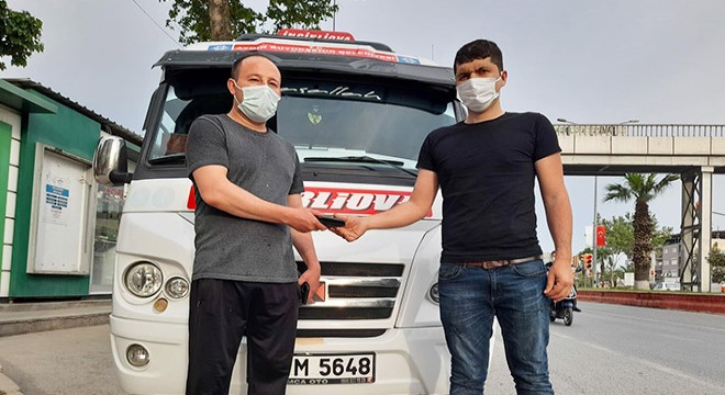 Minibüsünde bulduğu cüzdanı sahibine teslim etti