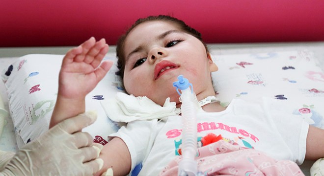 Minik Arife, ilk kez hareket ettirdiği elleriyle konsere çağırdı