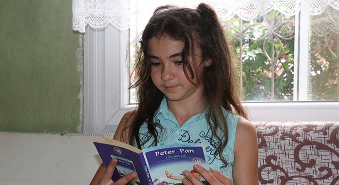 Minik Fatma, çok istediği kitaplarına kavuştu