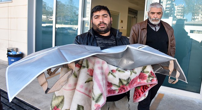 Minik kızının cenazesini battaniyeye sarıp, götürdü