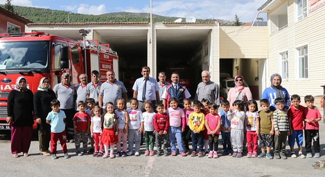 Minik öğrenciler itfaiyeyi ziyaret etti