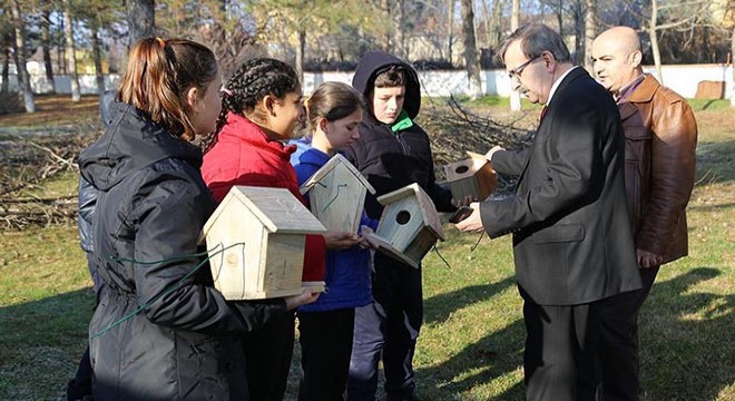 Minik öğrenciler kuşlara ev yaptı