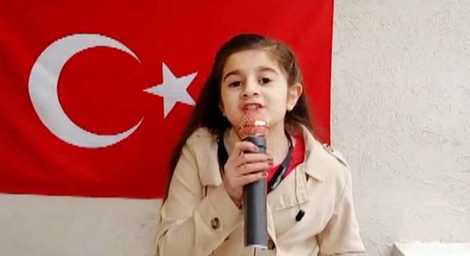 Minik spiker kendi 23 Nisan haberini sundu