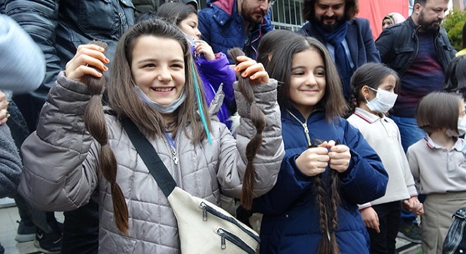 Minik yürekler, saçlarını lösemi hastaları için bağışladı