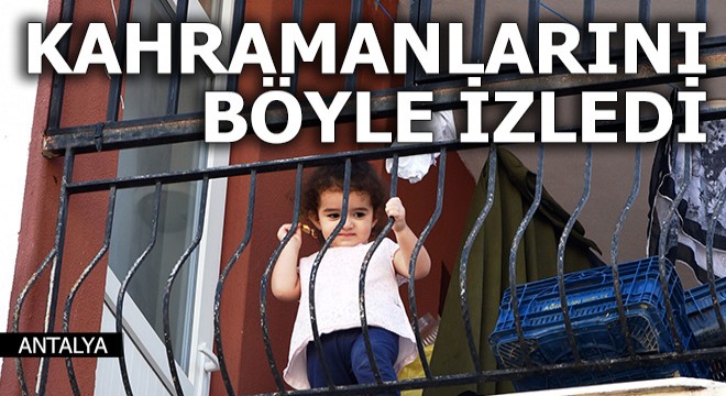 Minik Emine kahramanlarını böyle izledi