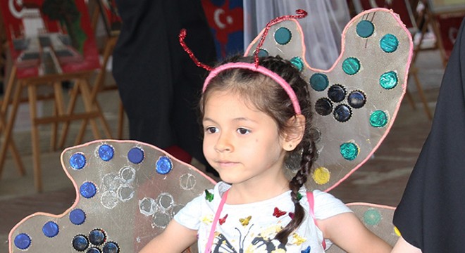 Minikler, atık malzemelerden yaptıkları kıyafetleri sergiledi
