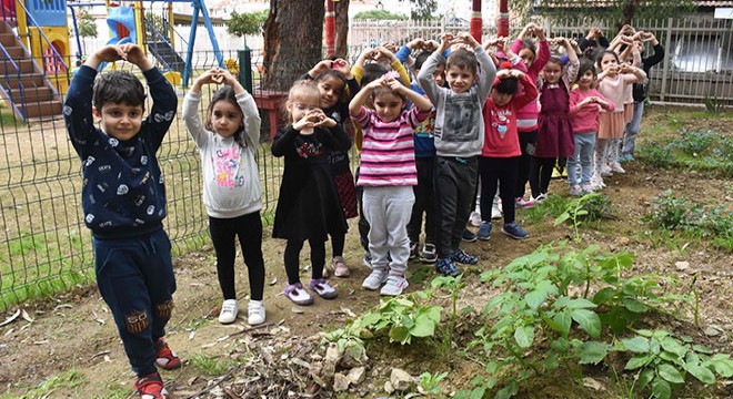Minikler sevgi tohumları ekiyor